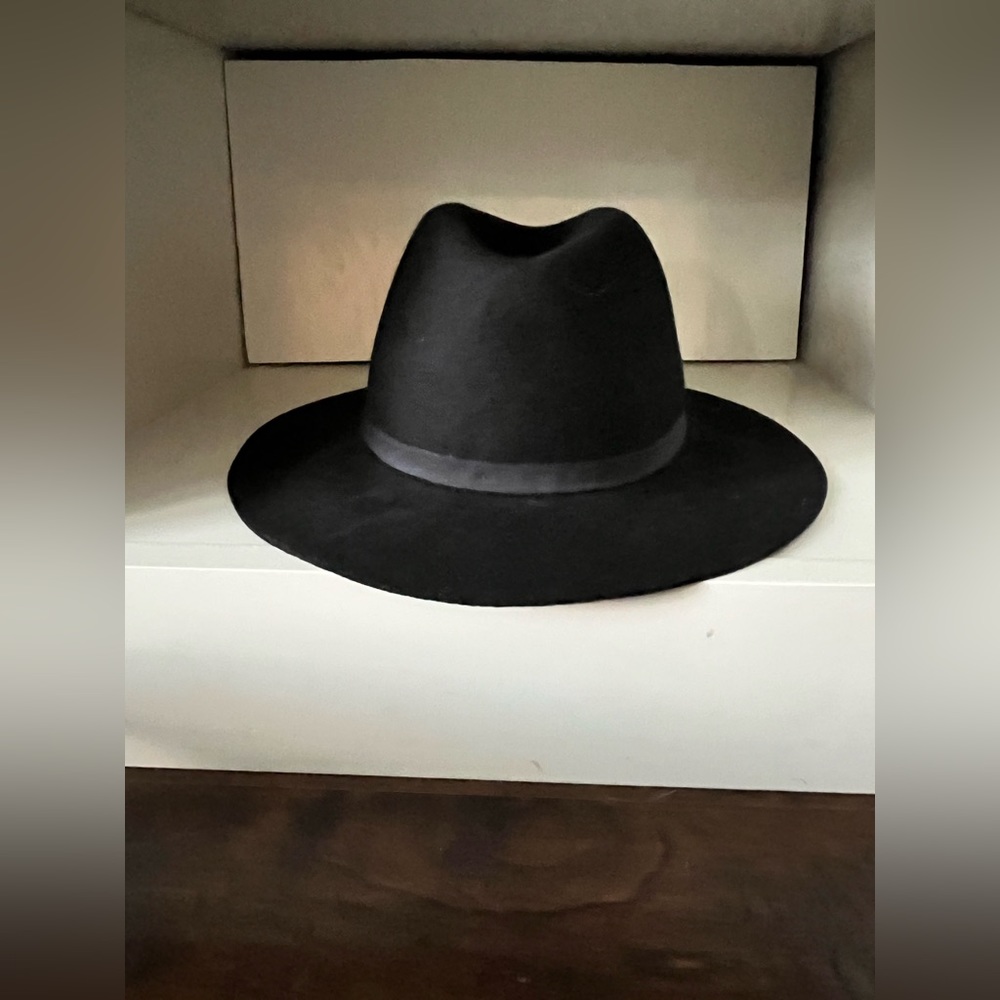 2 HATS! Hinge and H&M